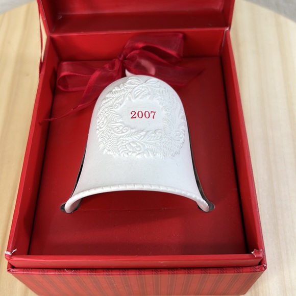 2007 Hallmark Keepsake Ornament Porcelain Bell Christmas Wreath in Box - Picture 2 of 6